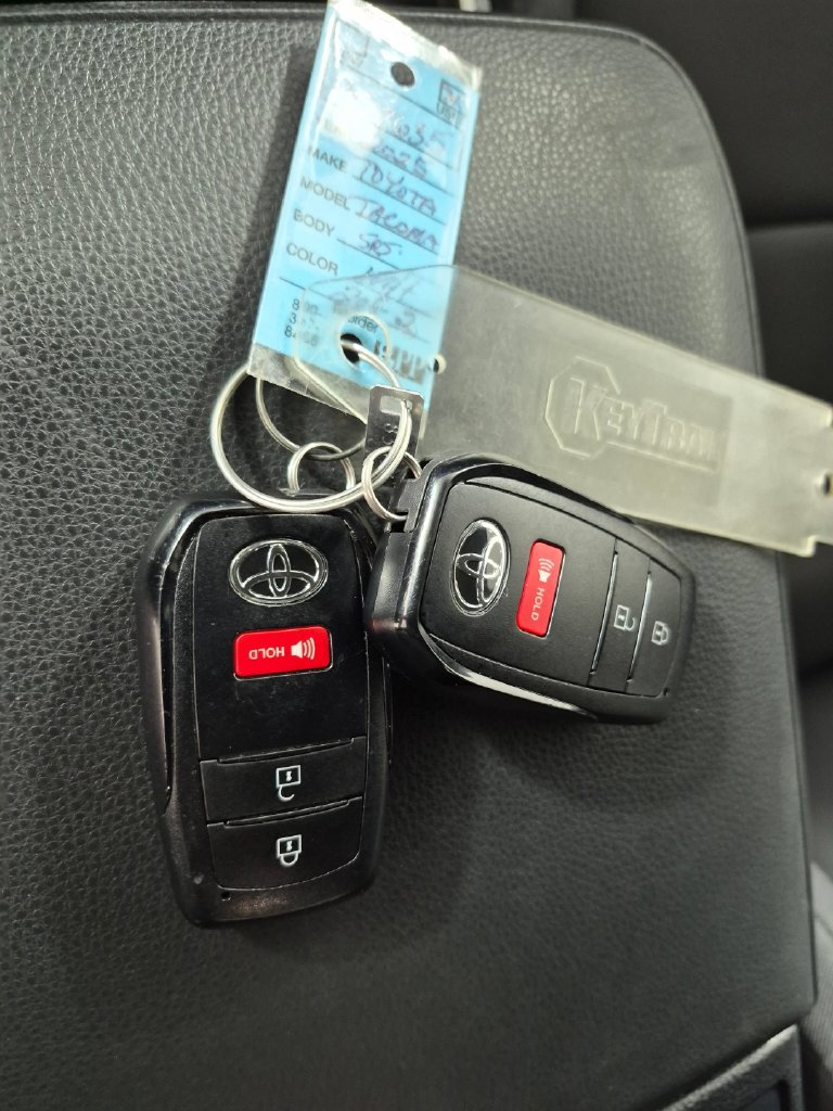 Used 2025 Toyota Tacoma SR5 AWD/4WD image 30