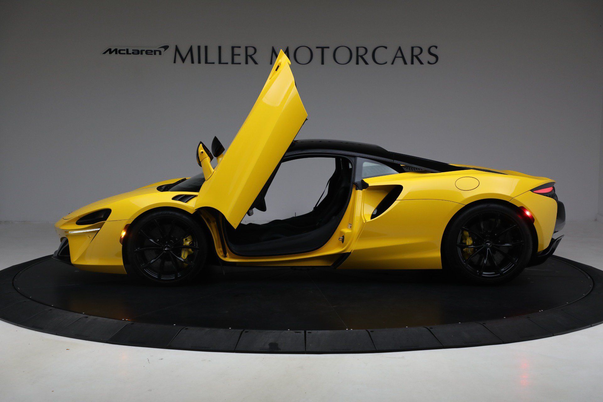 Used 2024 McLaren Artura RWD image 15