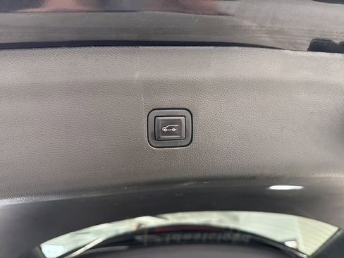 Used 2023 Buick Enclave Essence image 12