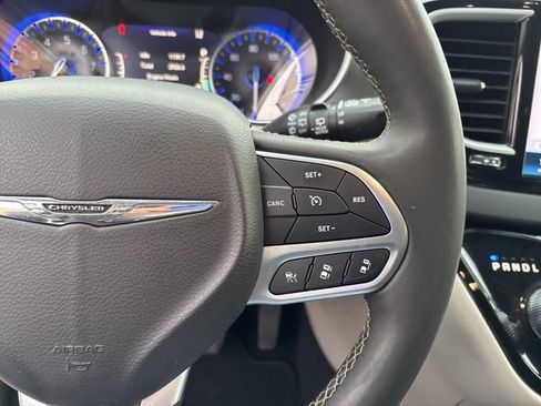 Used 2024 Chrysler Pacifica Touring-L FWD image 23