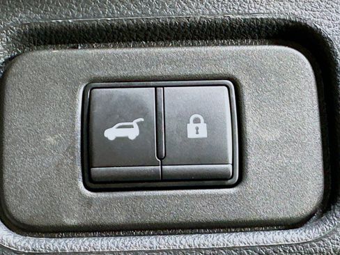 Used 2025 Nissan Pathfinder SV image 29