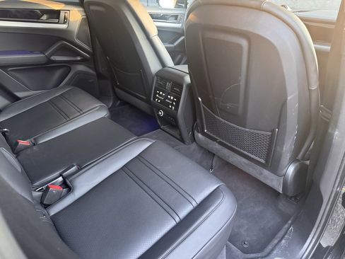 Certified 2025 Porsche Cayenne Coupe image 22