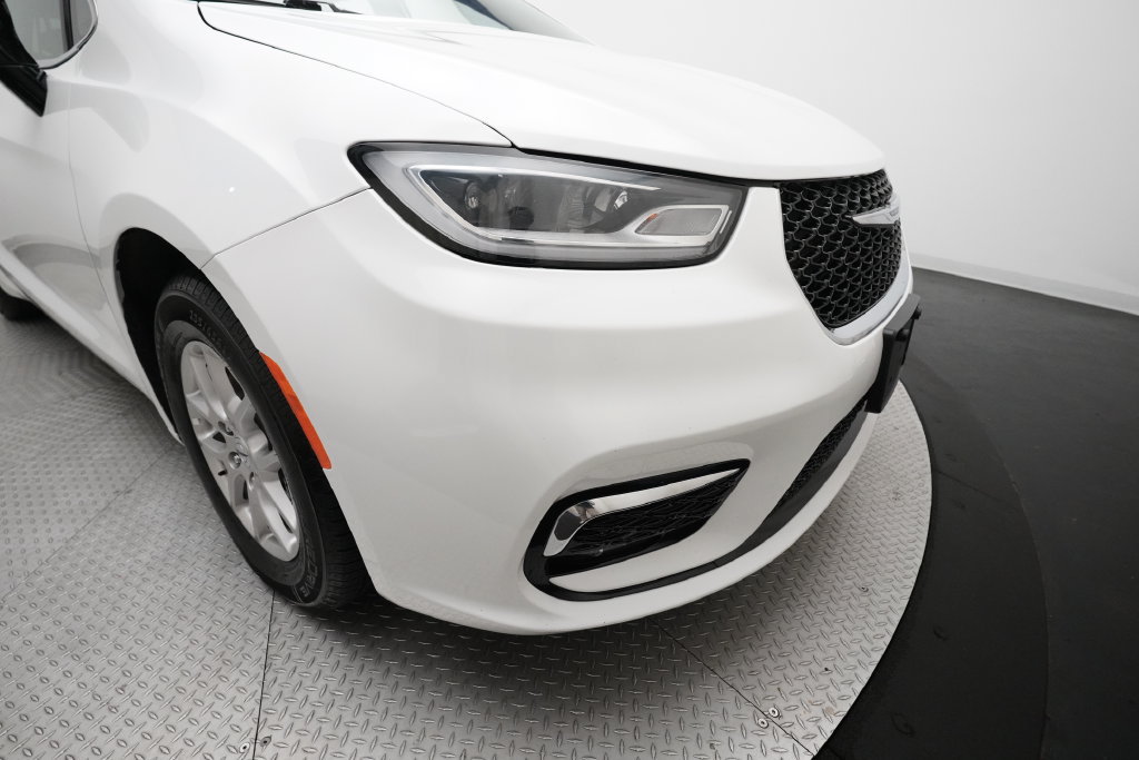 Used 2025 Chrysler Pacifica Select FWD image 24