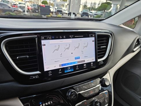 Used 2024 Chrysler Pacifica Touring-L image 23