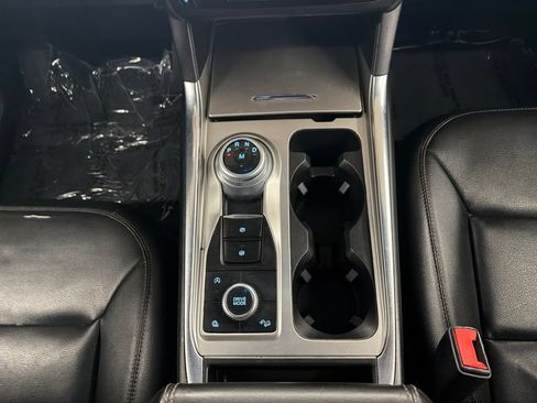 Used 2020 Ford Explorer XLT w/ Equipment Group 202A AWD/4WD image 17
