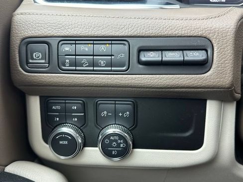 Used 2022 GMC Yukon Denali AWD/4WD image 20