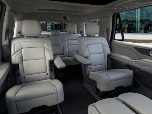 New 2025 Lincoln Navigator Reserve image 11