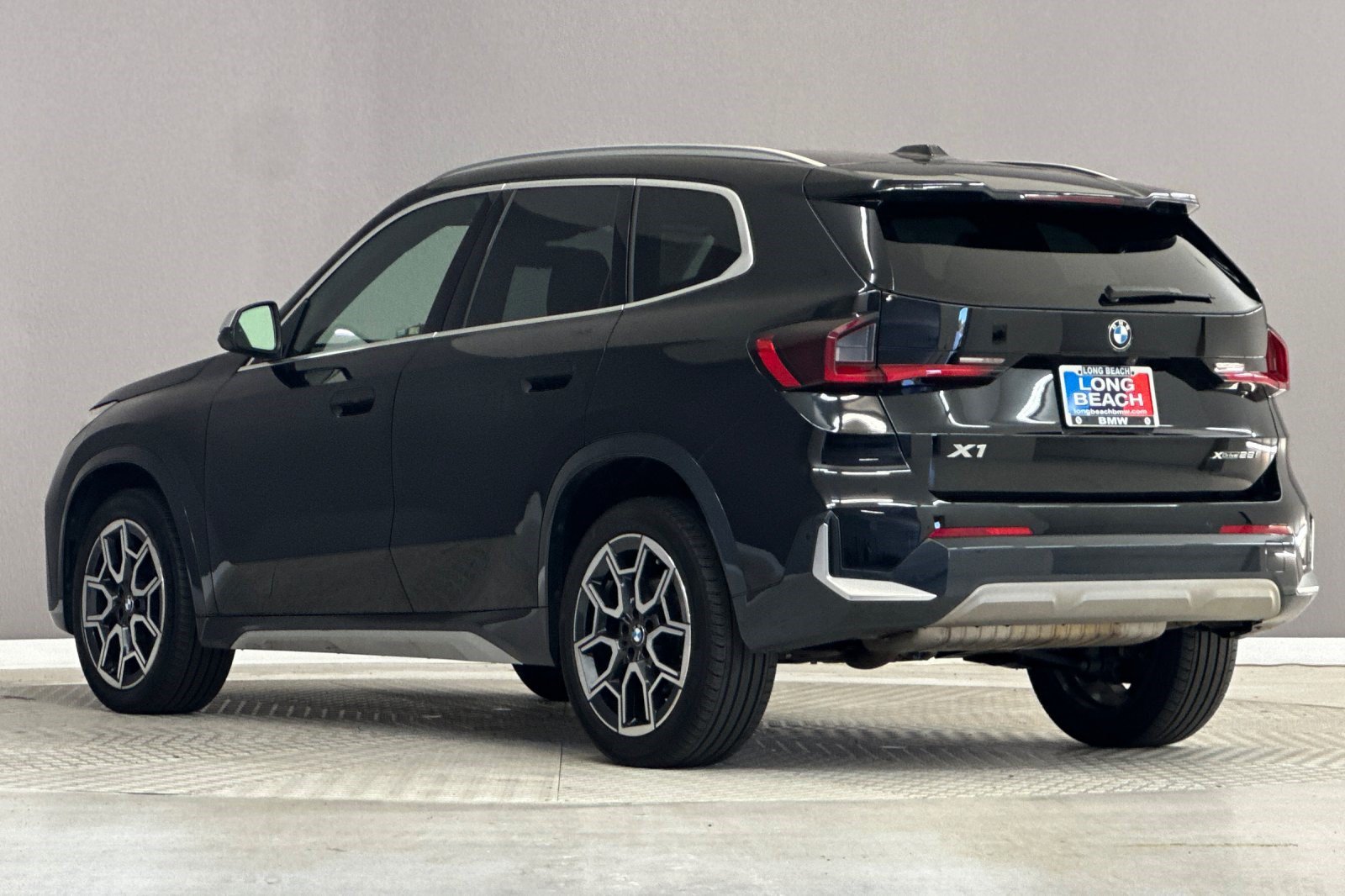 Certified 2023 BMW X1 xDrive28i w/ Premium Package AWD/4WD image 3