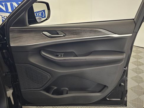 New 2025 Jeep Grand Cherokee Limited image 38