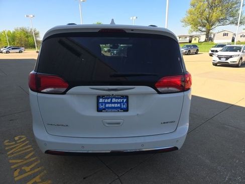 Used 2018 Chrysler Pacifica Limited w/ Tire & Wheel Group image 7