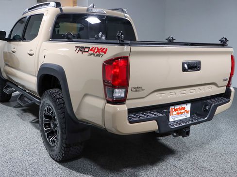 Used 2019 Toyota Tacoma TRD Sport image 10