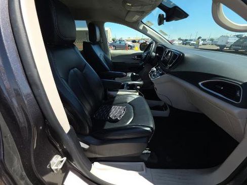 Used 2023 Chrysler Pacifica Touring-L FWD image 8