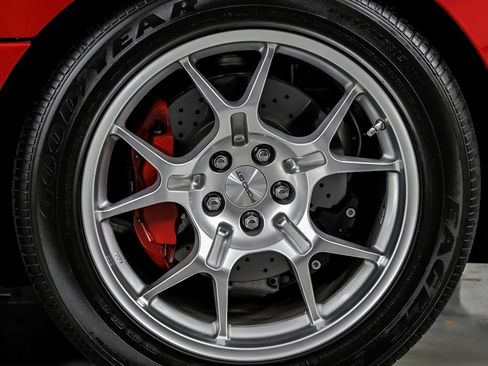 Used 2005 Ford GT RWD image 10