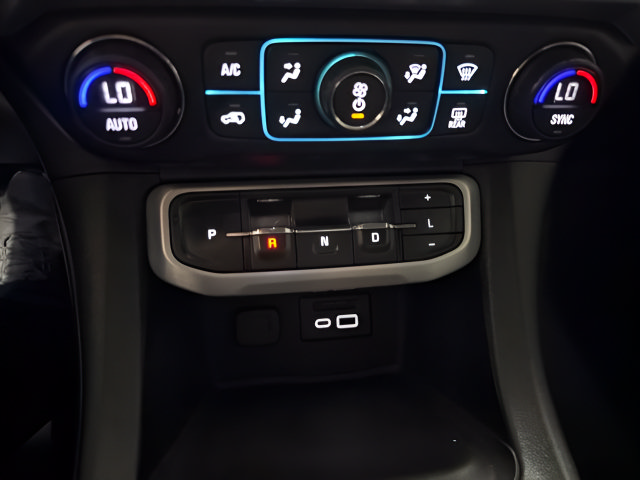 Used 2020 GMC Acadia SLT FWD image 25