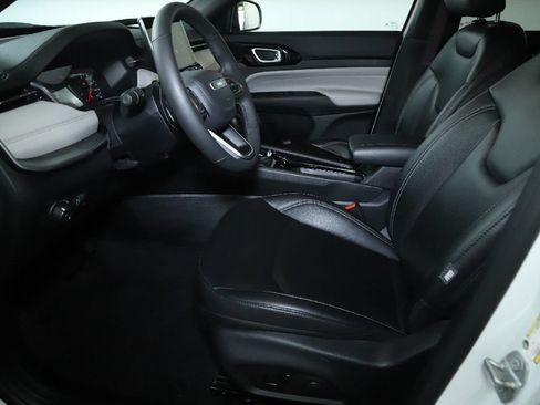 Used 2025 Jeep Compass Limited AWD/4WD image 18