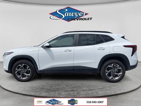 Used 2025 Chevrolet Trax LT w/ Driver Confidence Package FWD image 2