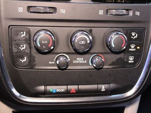 Used 2016 Dodge Grand Caravan SE image 24