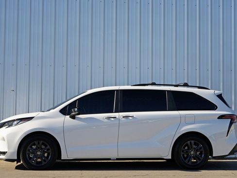 Used 2025 Toyota Sienna XSE w/ XSE Plus Package image 8