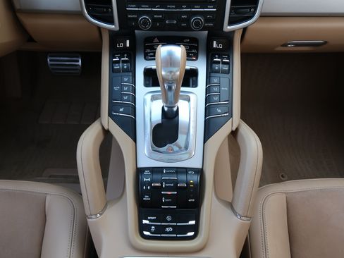 Used 2014 Porsche Cayenne GTS AWD/4WD image 19