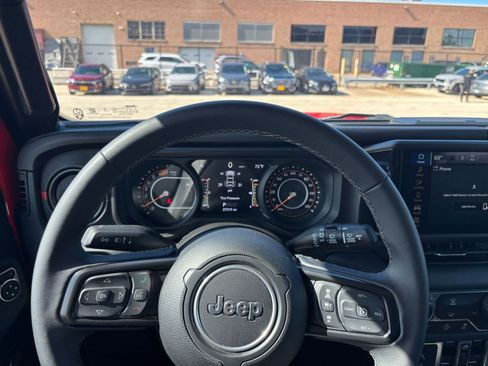 Used 2025 Jeep Wrangler Unlimited Rubicon AWD/4WD image 33