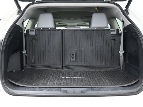 Used 2021 Toyota Highlander XLE AWD/4WD image 7