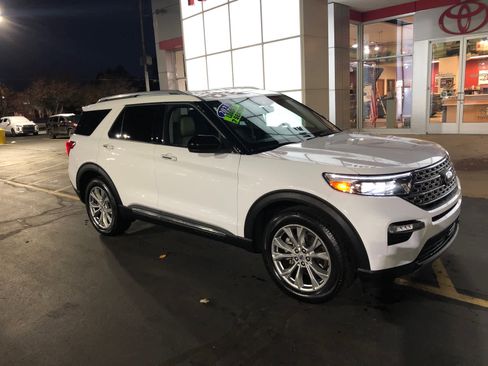 Used 2023 Ford Explorer Limited image 3