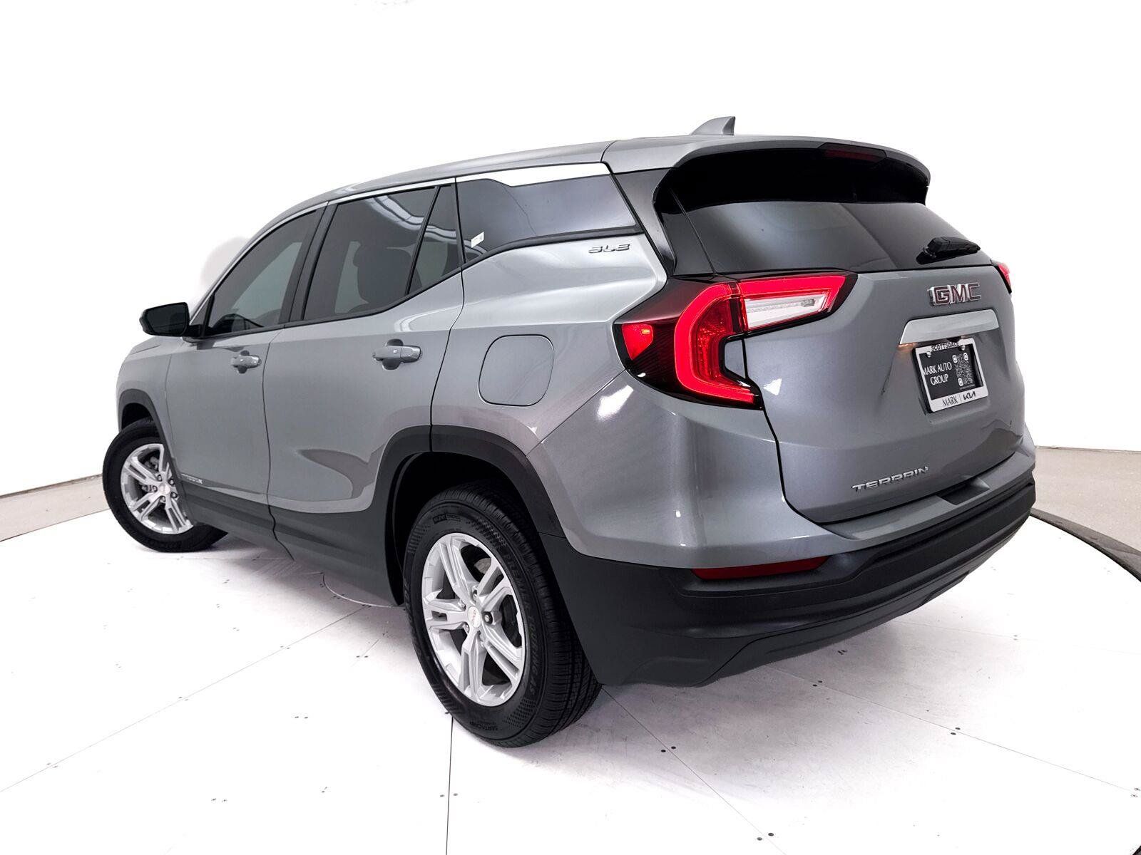 Used 2023 GMC Terrain SLE FWD image 2