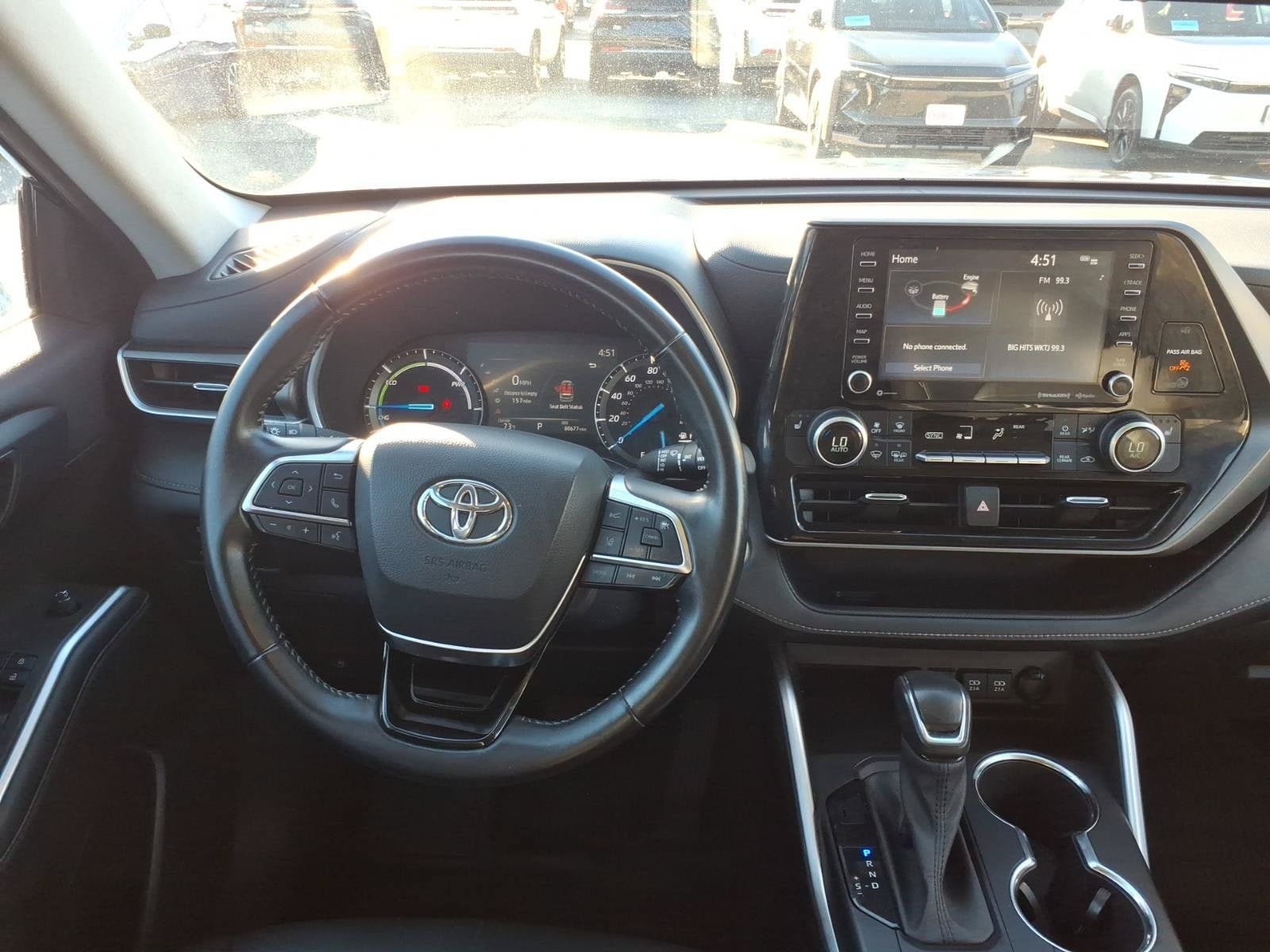 Used 2021 Toyota Highlander XLE AWD/4WD image 9