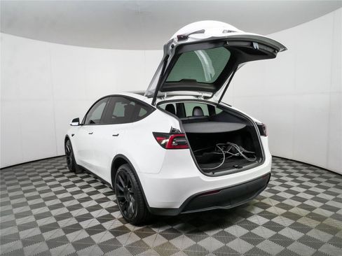 Used 2023 Tesla Model Y Long Range AWD/4WD image 32
