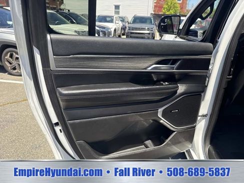 Used 2024 Jeep Wagoneer L Series II w/ Flexible Seating Group AWD/4WD image 17