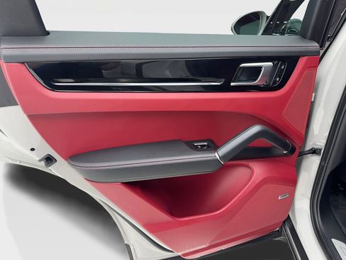 Used 2022 Porsche Cayenne image 39