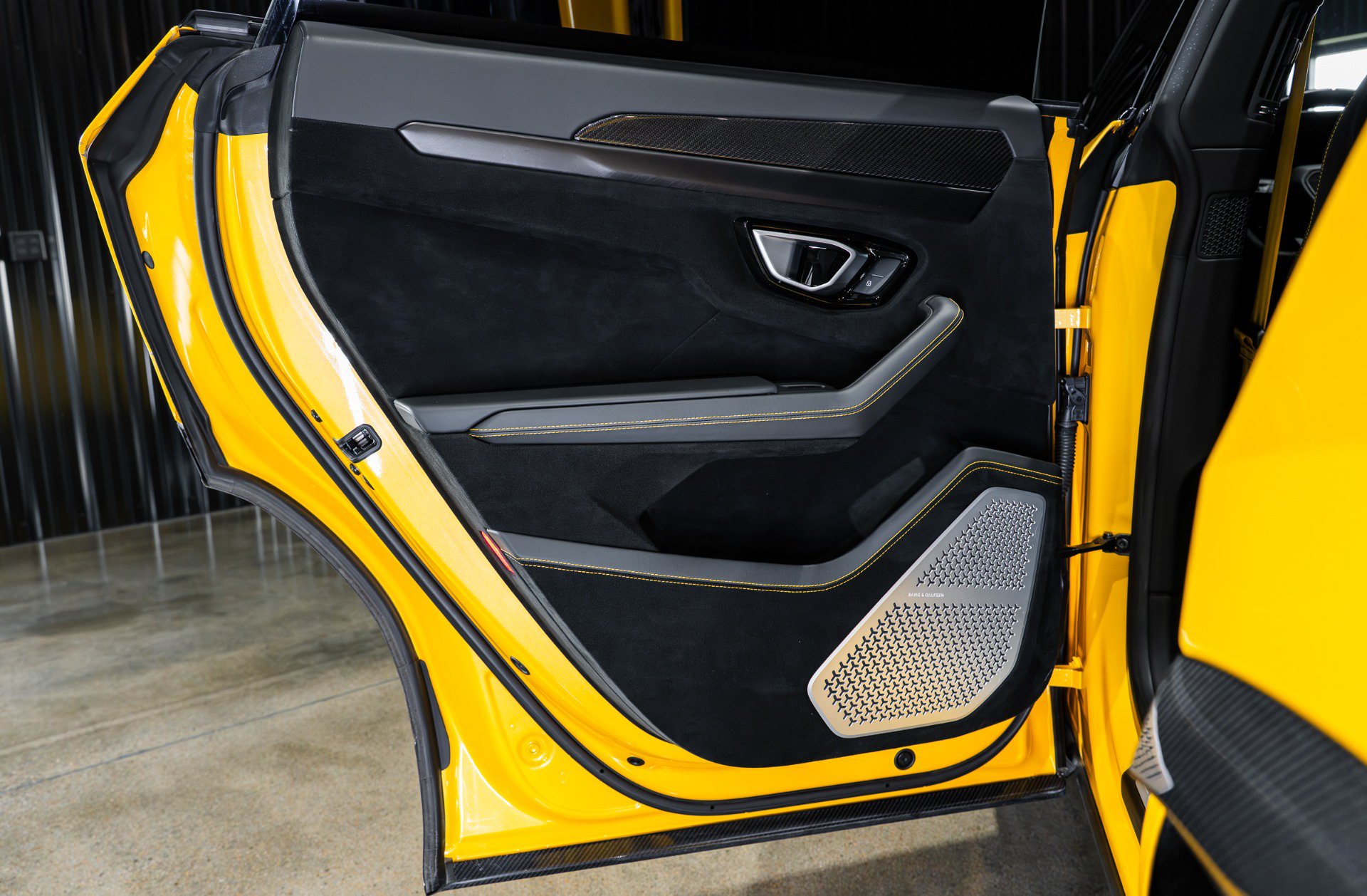 Used 2024 Lamborghini Urus Performante AWD/4WD image 46