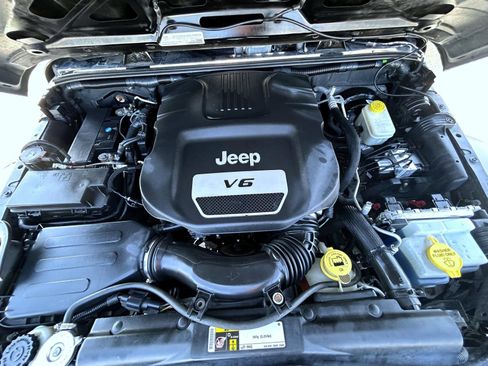 Used 2015 Jeep Wrangler Unlimited Rubicon AWD/4WD image 24