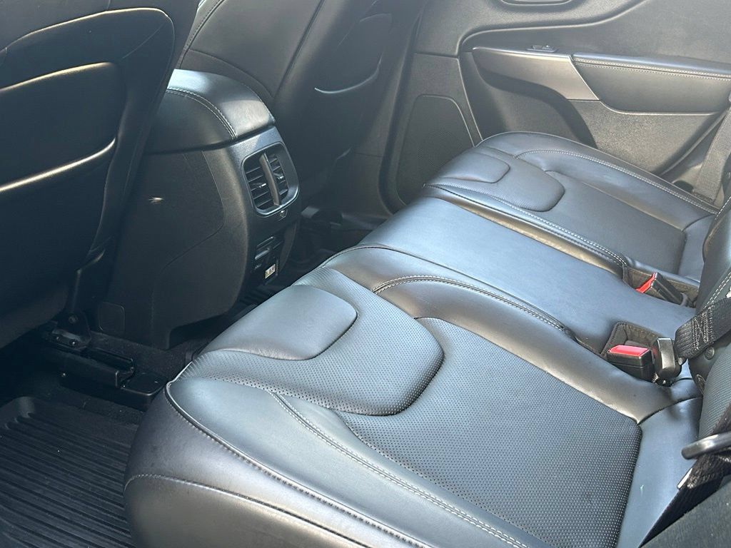 Used 2019 Jeep Cherokee Limited FWD image 37