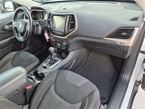 Used 2015 Jeep Cherokee Latitude w/ Cold Weather Group image 19