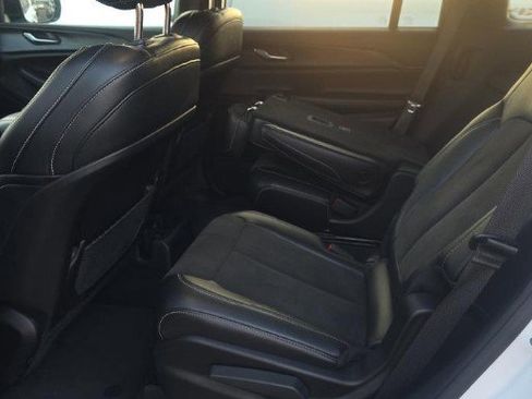 Used 2024 Jeep Grand Cherokee L Altitude image 10