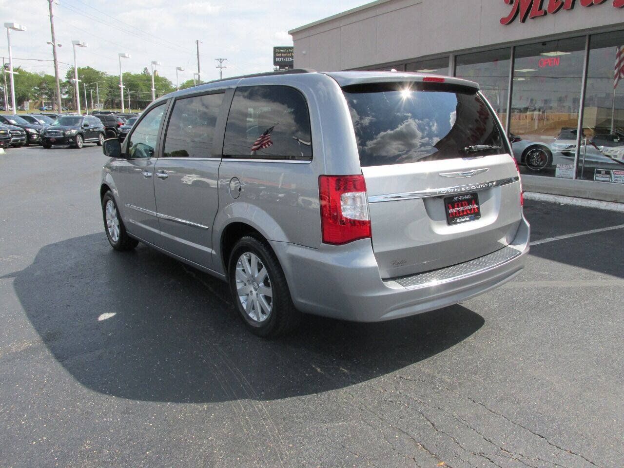 Used 2015 Chrysler Town & Country Touring w/ Driver Convenience Group FWD image 10