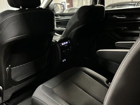 Used 2023 Jeep Grand Cherokee L Laredo image 10