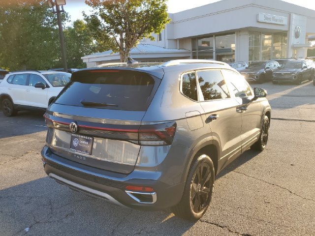 Certified 2026 Volkswagen Taos SE FWD image 4