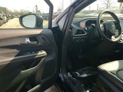 New 2026 Chrysler Pacifica Select w/ S Appearance Package image 23