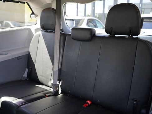 Used 2014 Toyota Sienna SE FWD image 17