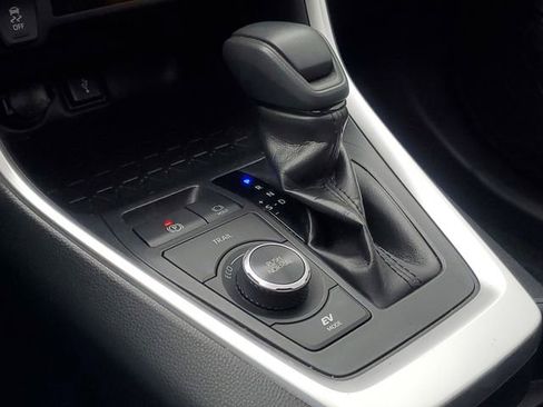 Used 2020 Toyota RAV4 XLE image 28
