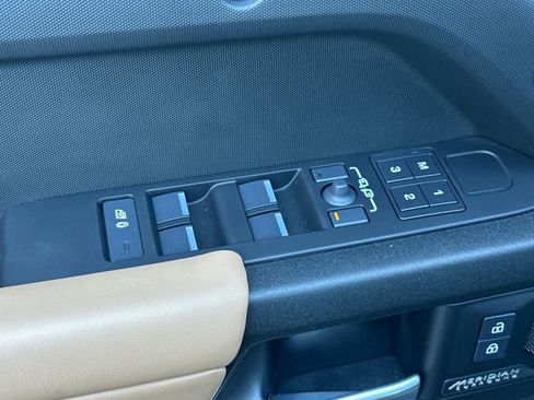 Used 2025 Land Rover Defender 110 V8 image 13