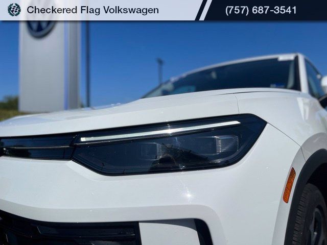 Used 2025 Volkswagen Tiguan SE FWD image 11