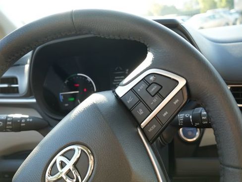 Used 2023 Toyota Sienna XLE FWD image 28