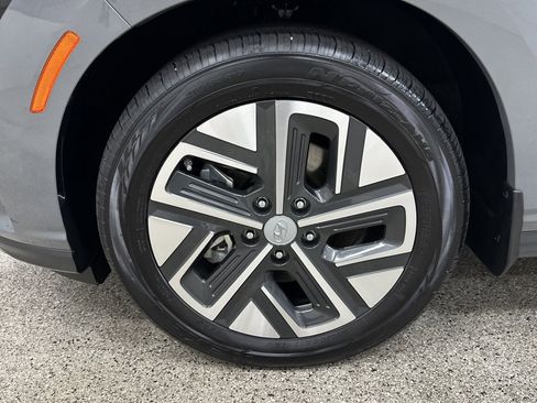 Used 2023 Hyundai Kona Limited image 2