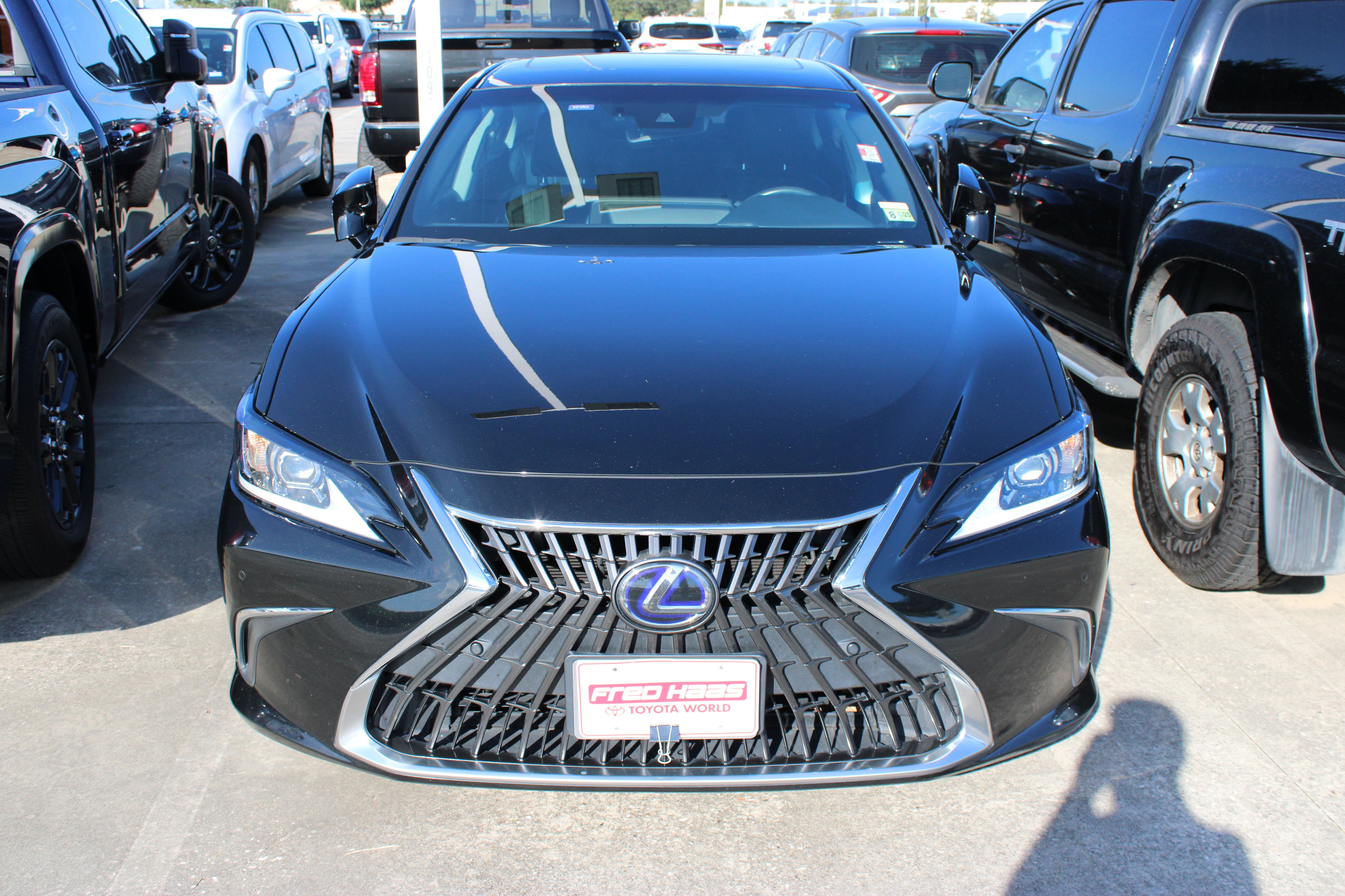 Used 2022 Lexus ES 300h w/ Accessory Package FWD image 3