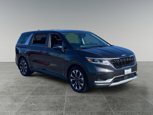 Used 2023 Kia Carnival EX image 7