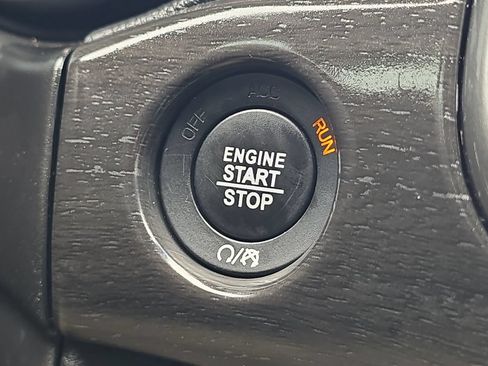 Used 2018 Jeep Grand Cherokee Laredo AWD/4WD image 22