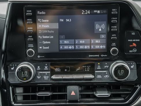 Used 2020 Toyota Highlander XLE AWD/4WD image 21